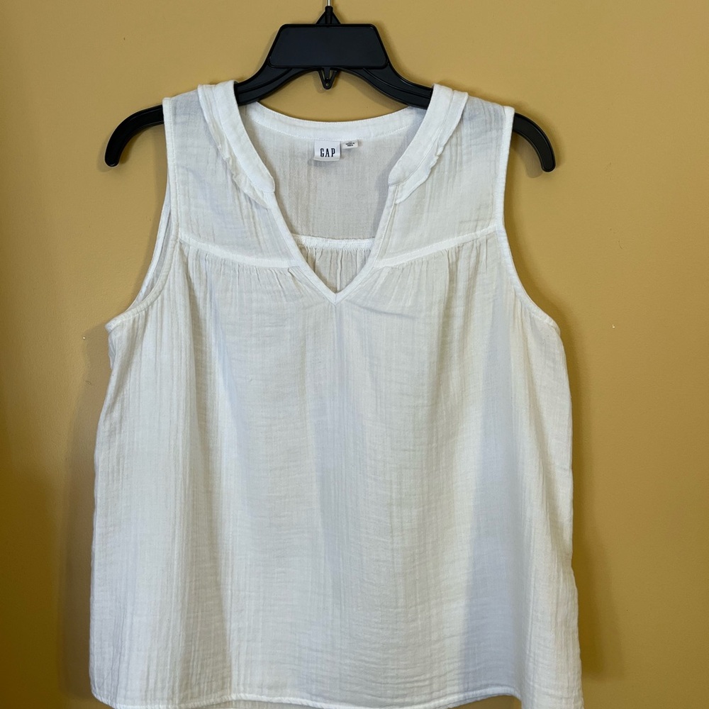 GAP Women's White Sleeveless Top Size Medium